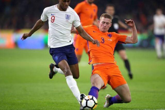 开云体育-窗口期曼城备战荷甲,复出首秀细节曝光,话题不断,纪律约束更严格(曾泽生50军汉江阻击战)